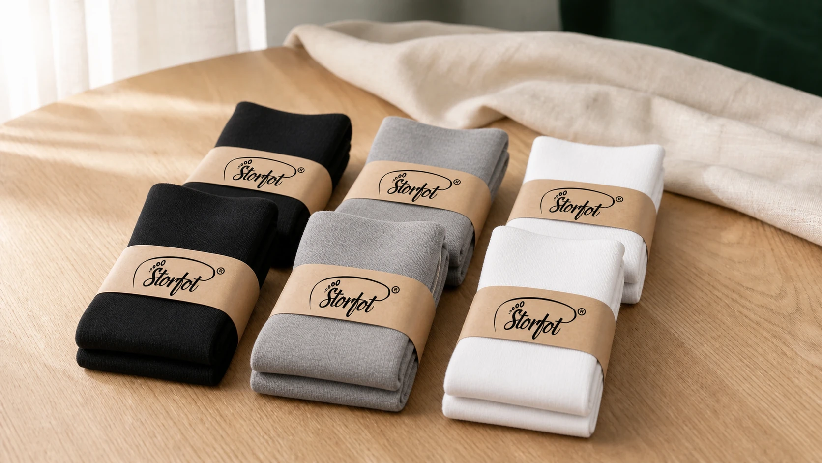 Svarta, grå och vita strumpor i prydliga storpack